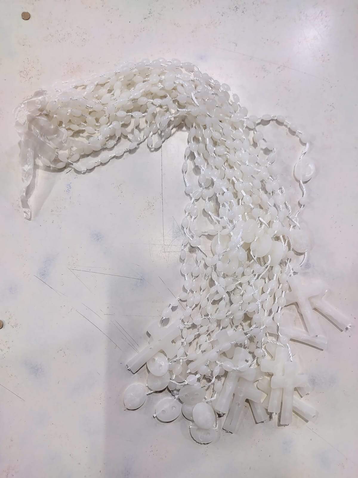 ✨ ROSARIOS DE PLÁSTICO BLANCOS FLÚOR – PRECIO POR DOCENA ✨