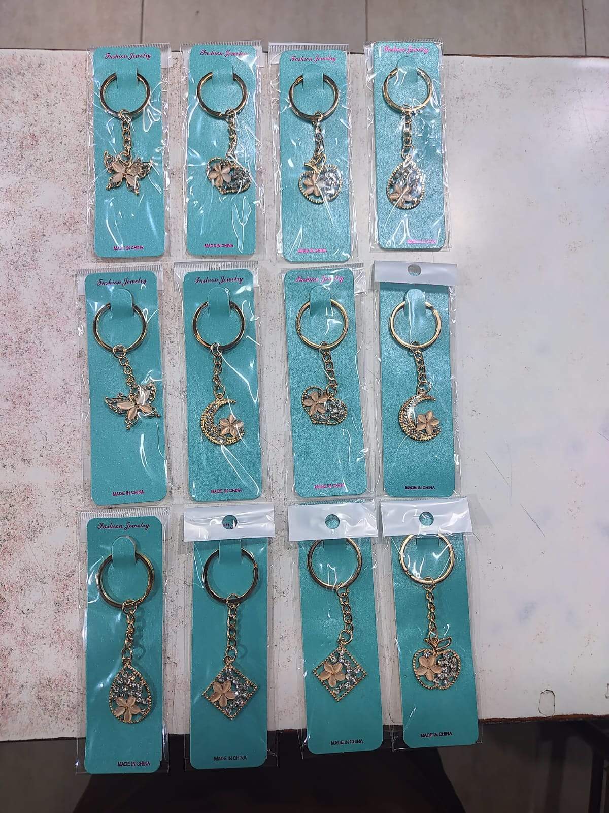 ✨🔑 Llaveros Dorados con Dijes y Strass – Docena 🔑✨